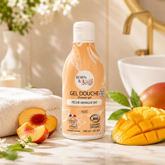 Gel de duș bio cu piersică și mango Born to Bio în ambient luminos de baie