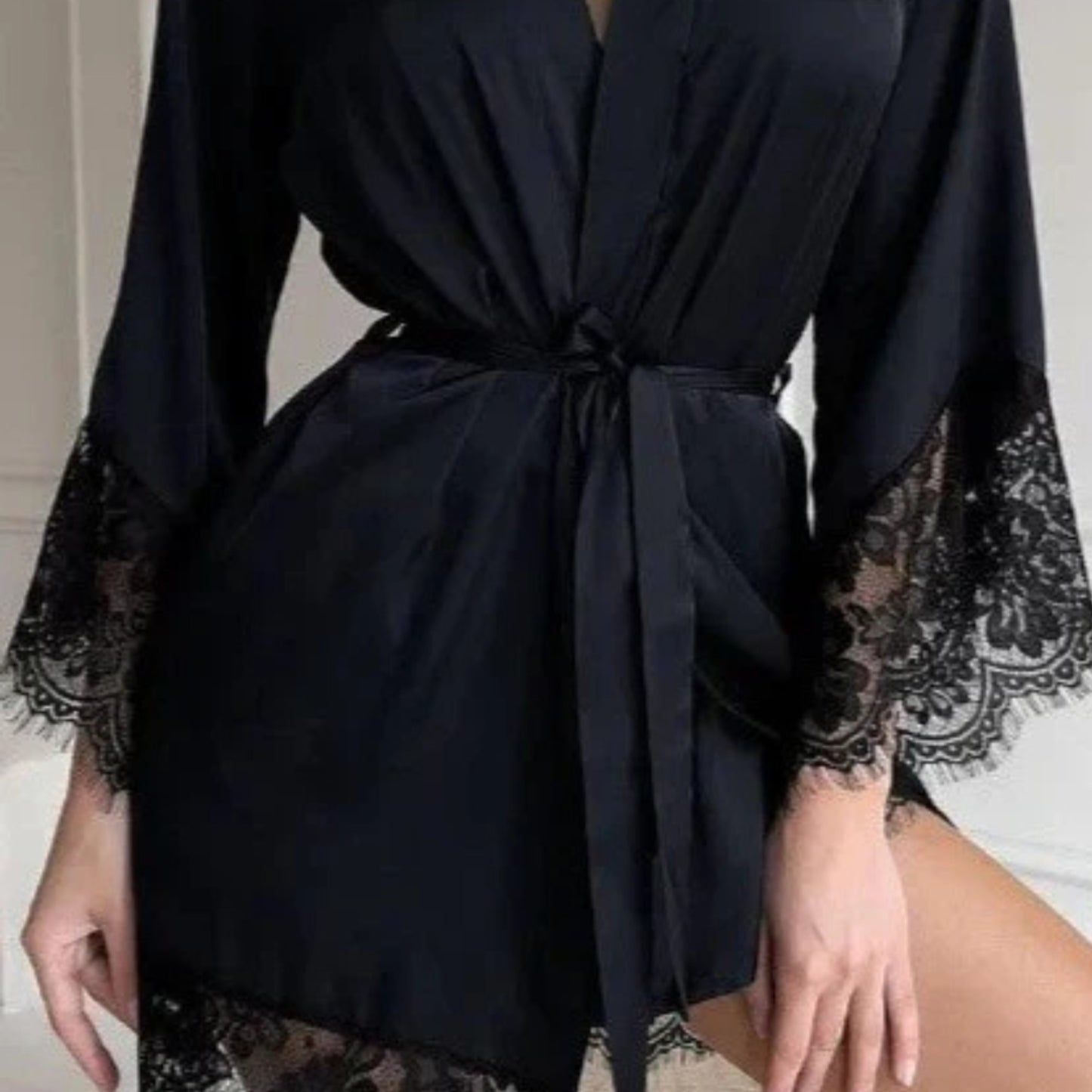 Halat negru din satin cu detaliu dantelă