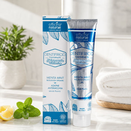Pastă de dinți naturală pentru albire cu mentă Officina Naturae în ambient de baie