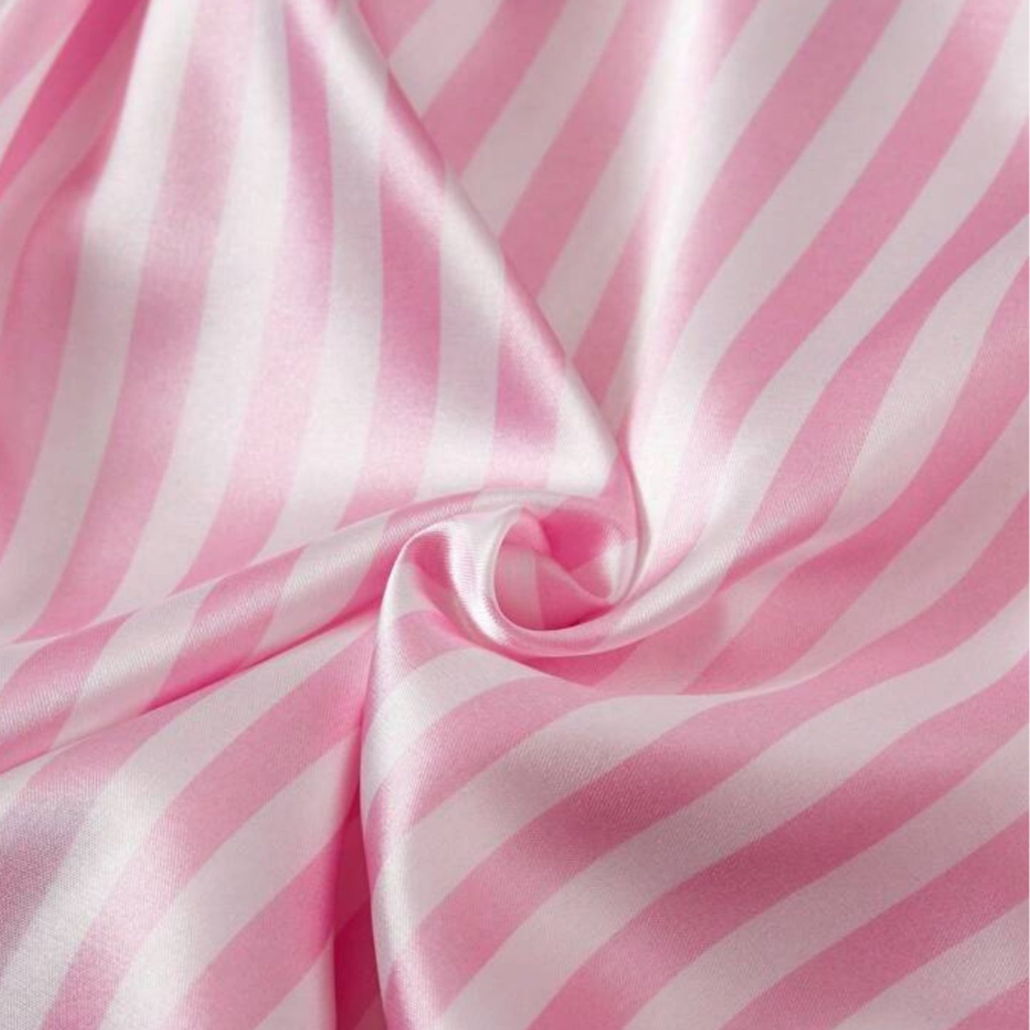 Maiou, pantalon scurt și halat din satin roz cu detalii dantelă neagră