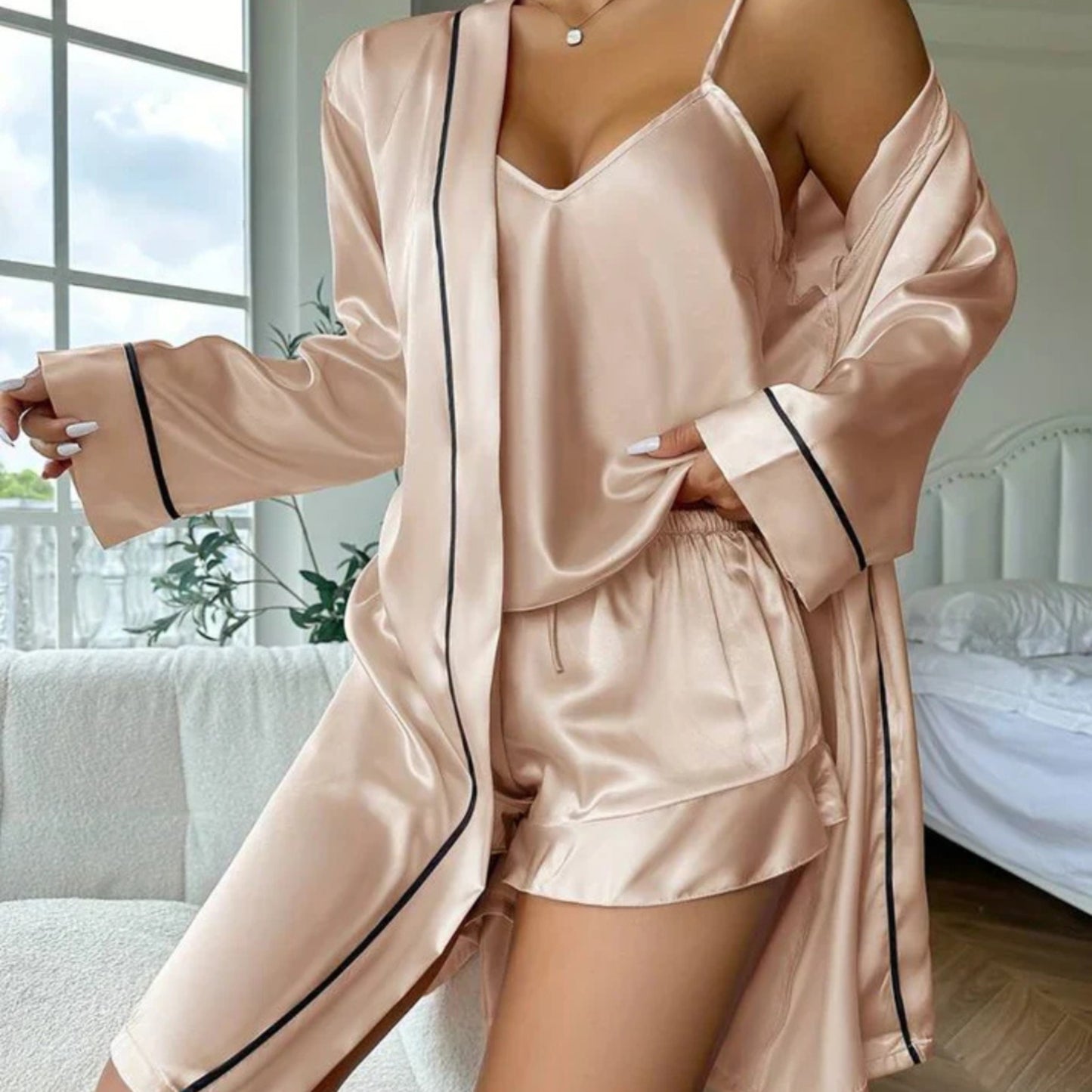 Set pijamale halat de noapte, maiou și pantalon scurt din satin șampanie