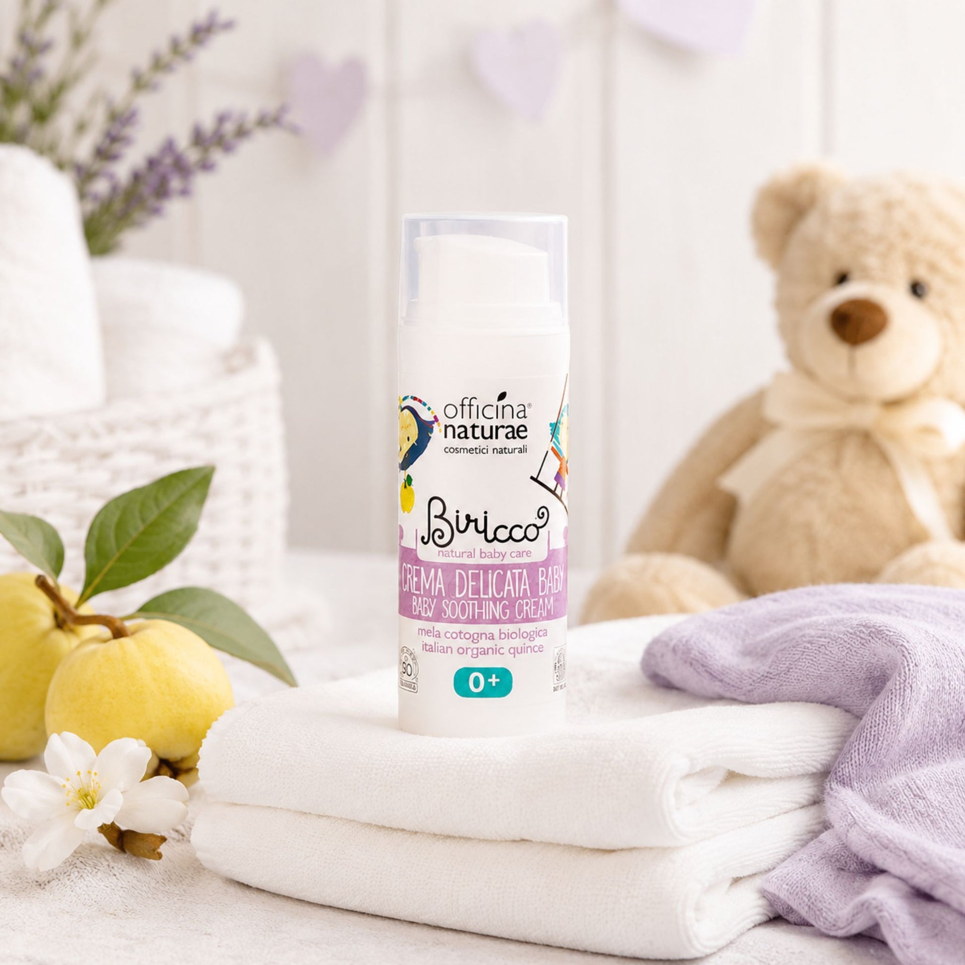 Cremă naturală calmantă pentru bebeluși în ambient delicat de îngrijire