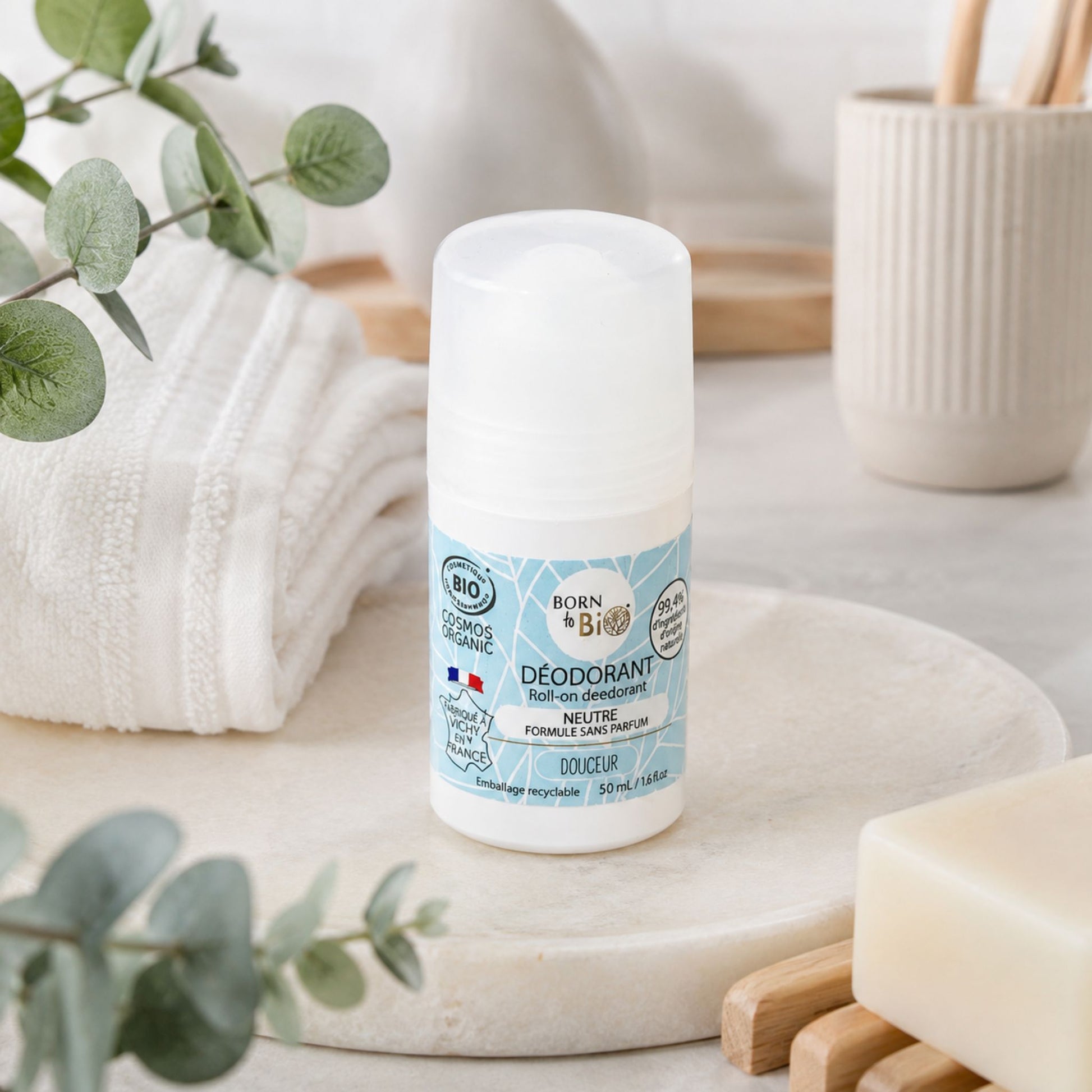 Deodorant roll-on bio fără parfum Born to Bio în ambient natural de baie