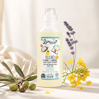 Detergent bio pentru hainele bebelușilor cu tensioactivi vegetali din măsline și brassica și ulei esențial bio de lavandă