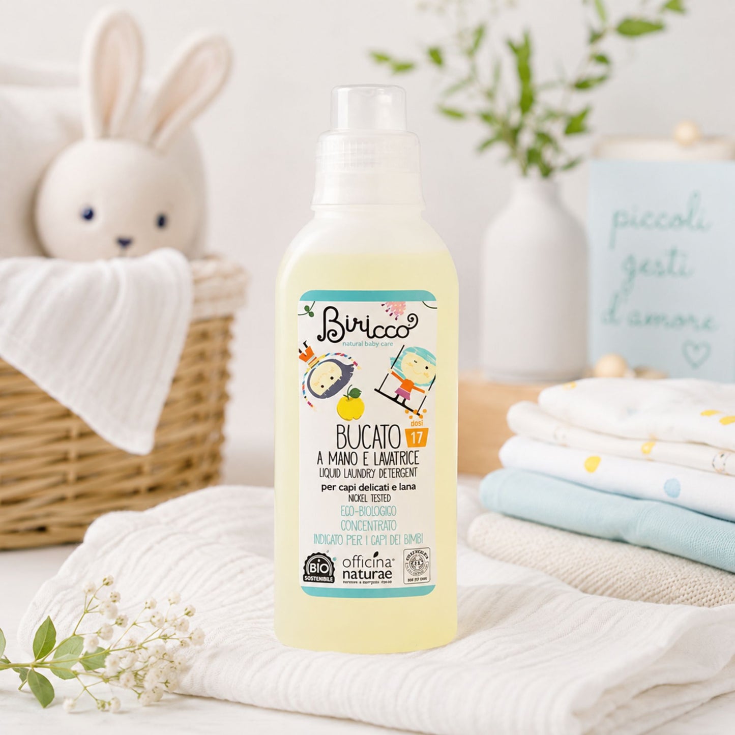 Detergent lichid bio pentru hainele bebelușilor în ambient delicat de spălare