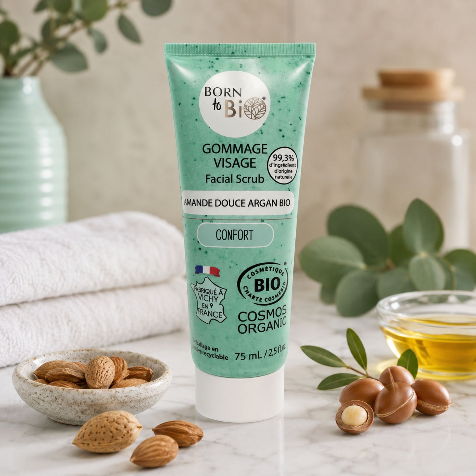 Exfoliant facial bio Born to Bio cu migdale dulci și argan în ambient natural de îngrijire