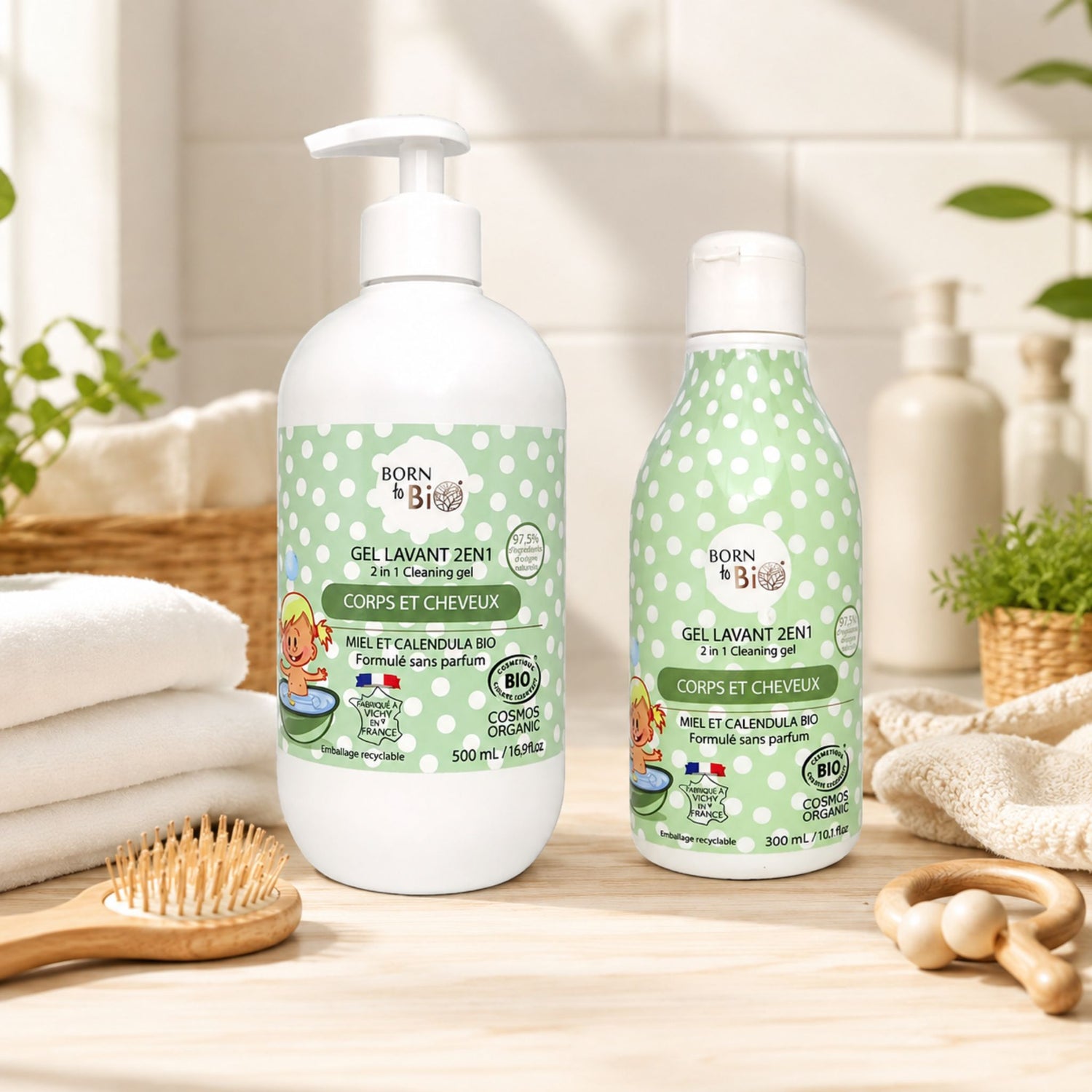 Gel de spălare bio 2 în 1 pentru bebeluși Born to Bio în ambient delicat de baie, 300 ml și 500 ml