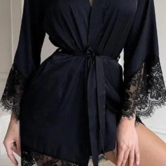 Halat negru din satin cu detaliu dantelă