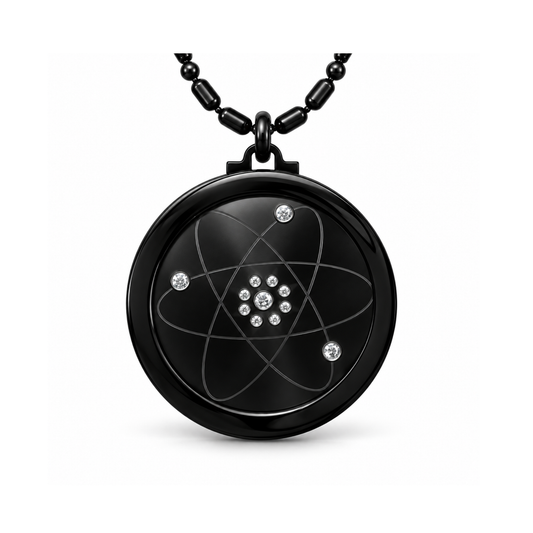 Pandantiv Bio Black negru cu model atomic și cristale, pe fundal alb
