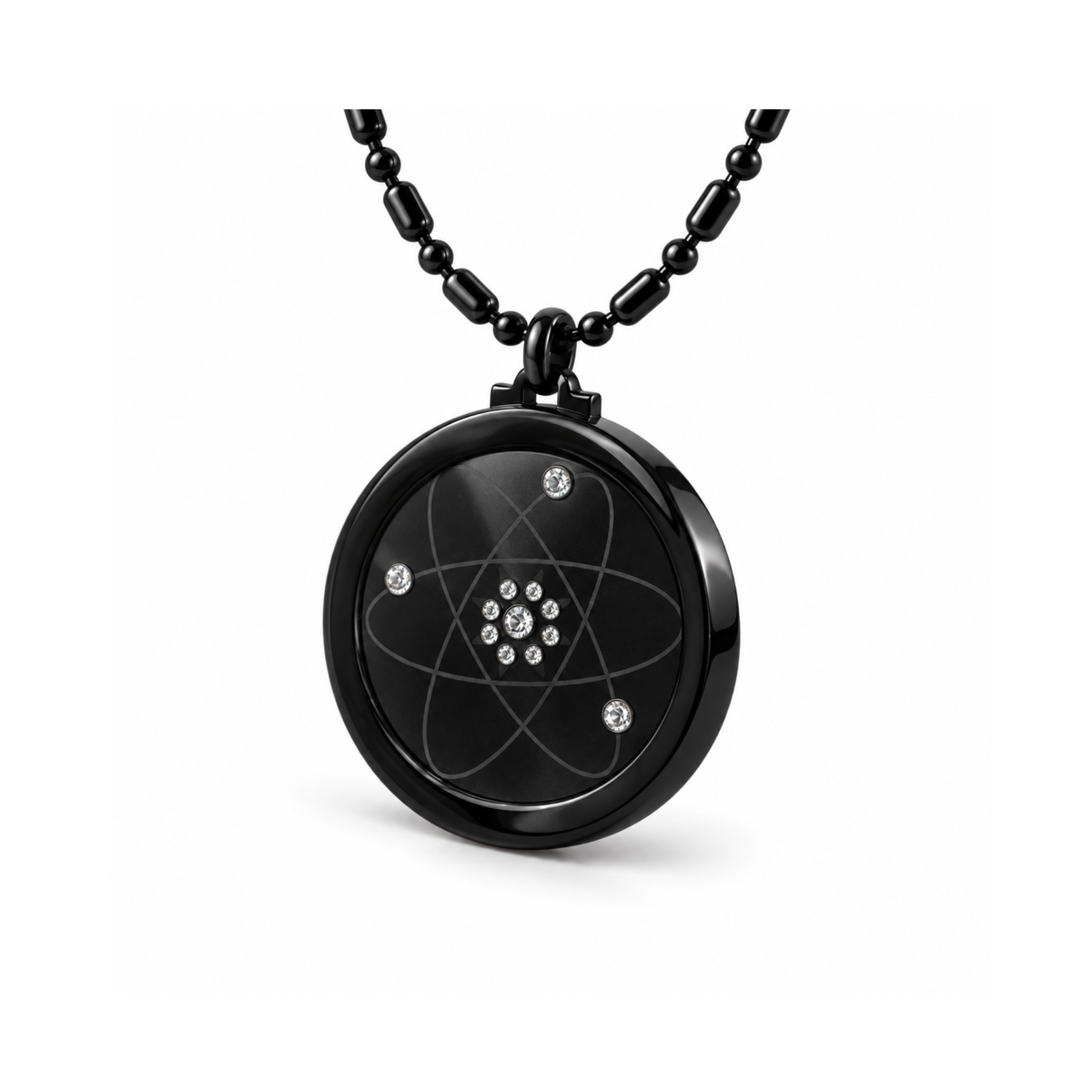 Pandantiv Bio Black negru cu model atomic, vedere din unghi, pe fundal alb