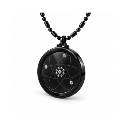 Pandantiv Bio Black negru cu model atomic, vedere din unghi, pe fundal alb