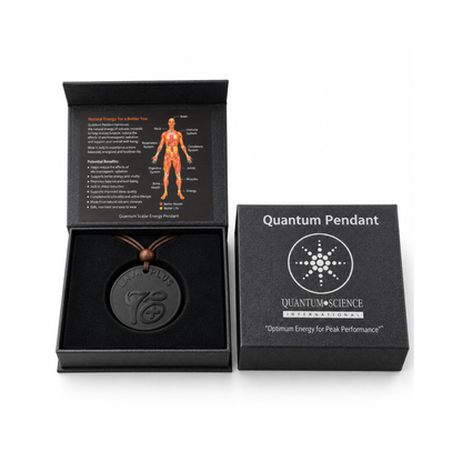 Set cadou Pandantiv Quantum Lava Plus cu cutie de prezentare, pe fundal alb