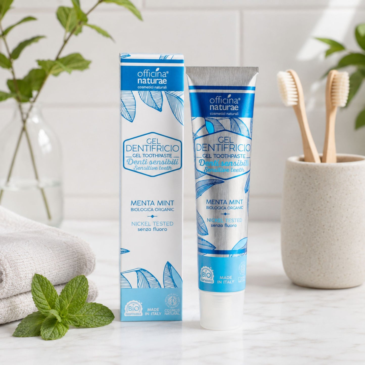 Pastă de dinți naturală pentru dinți sensibili Officina Naturae în ambient de baie