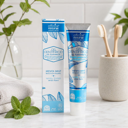 Pastă de dinți naturală pentru dinți sensibili Officina Naturae în ambient de baie